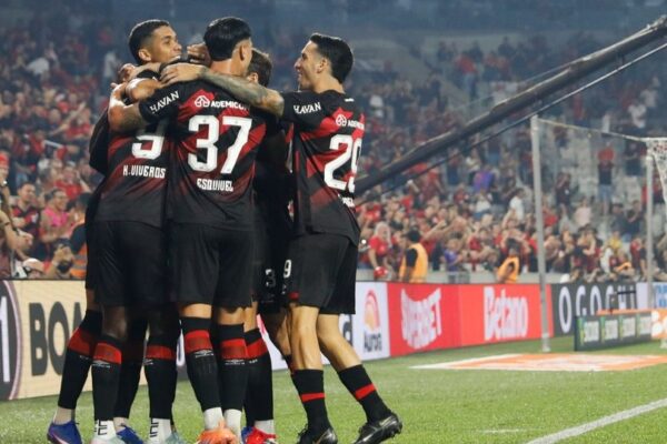 Jogadores do Furacão, comemorando o gol