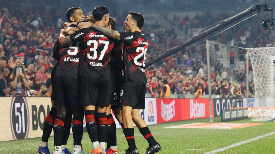 Jogadores do Furacão, comemorando o gol