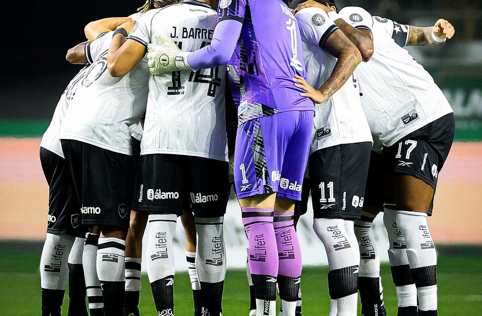 Elenco do Botafogo FR, na roda antes do jogo