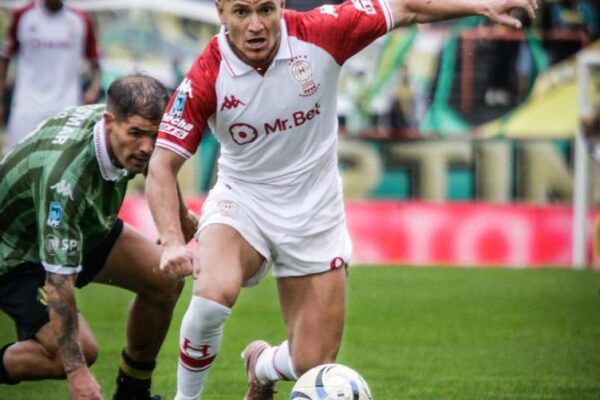 Jogador do Huracan em disputa da bola