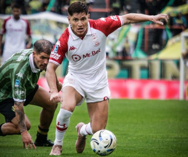 Jogador do Huracan em disputa da bola